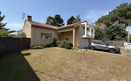 House in Les Pins, Saint-Brevin-les-Pins, France 1
