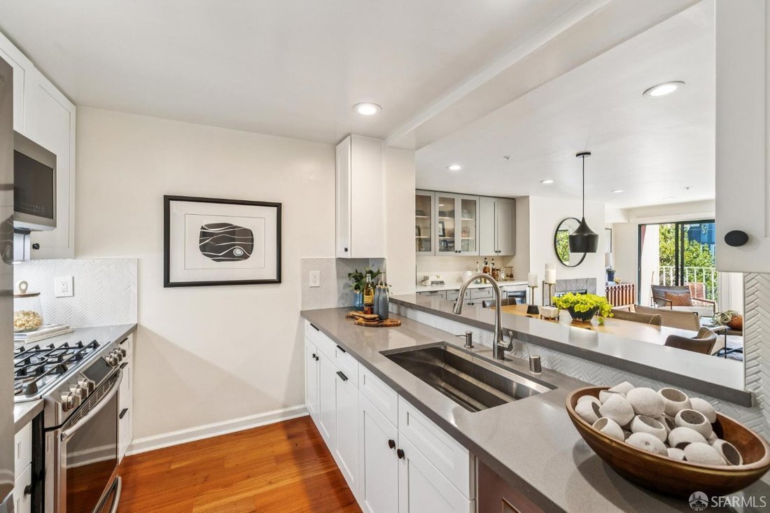 Condo in San Francisco, California, United States 4 - 18599632