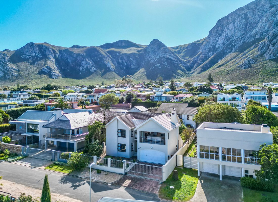 Country House in Overstrand Local Municipality, Western Cape, South Africa 2 - 18598863