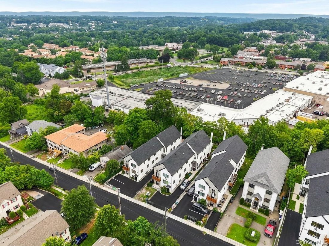 Condo in Spring Valley, New York, United States 4 - 18596570