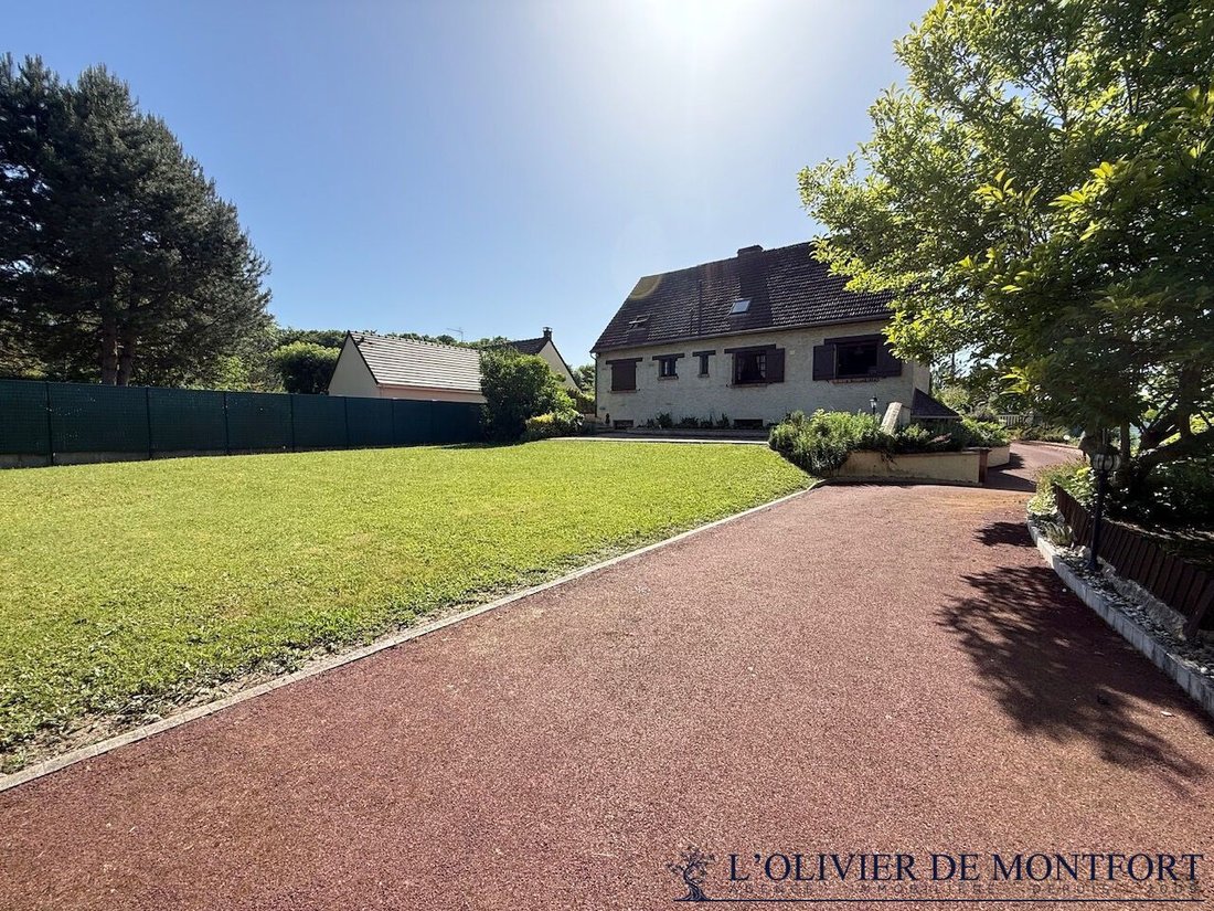 House in Montfort-l'Amaury, Ile-de-France, France 1 - 18597435