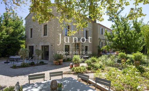Country House in Paradou, Provence-Alpes-Côte d'Azur, France 1