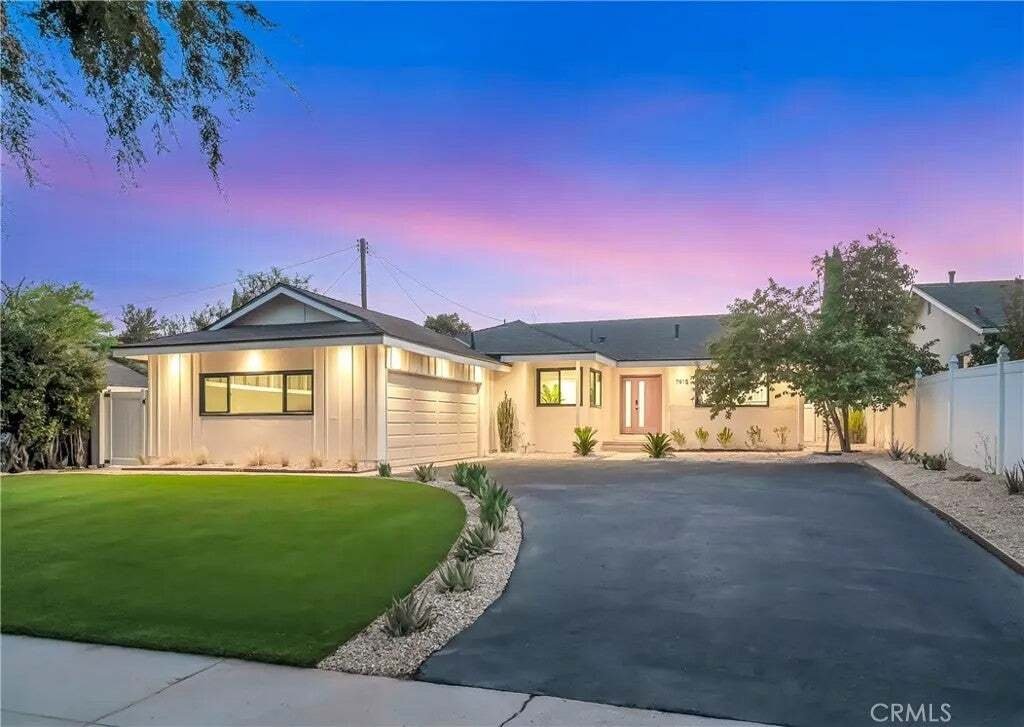 House in Canoga Park, California, United States 1 - 18601996