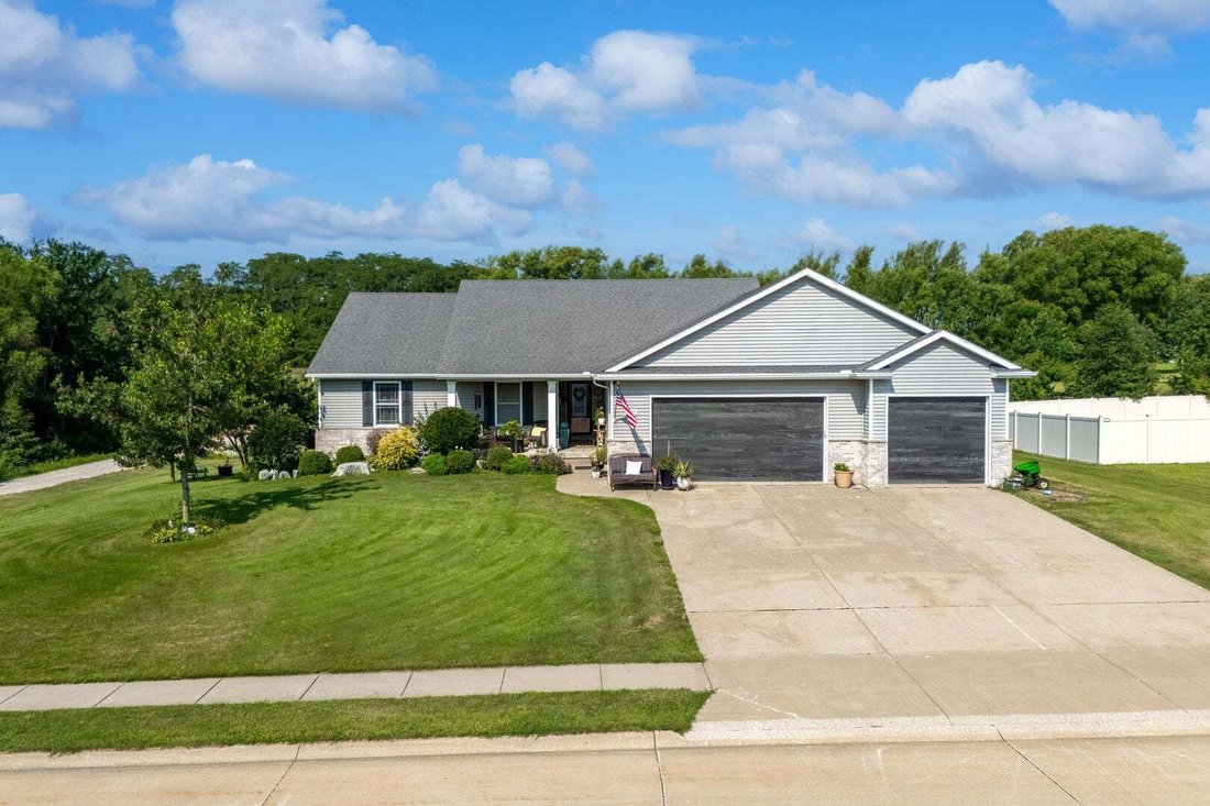 House in Blue Grass, Iowa, United States 1 - 18597482