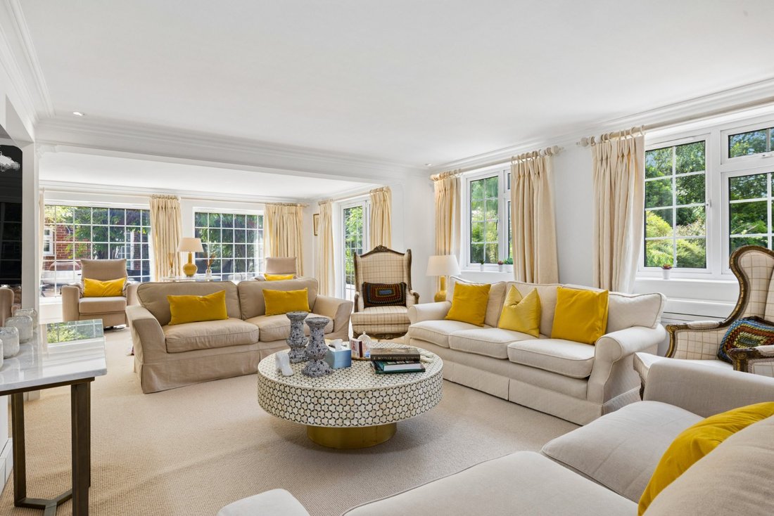 House in Whitmoor, Worplesdon, England 3 - 18598174