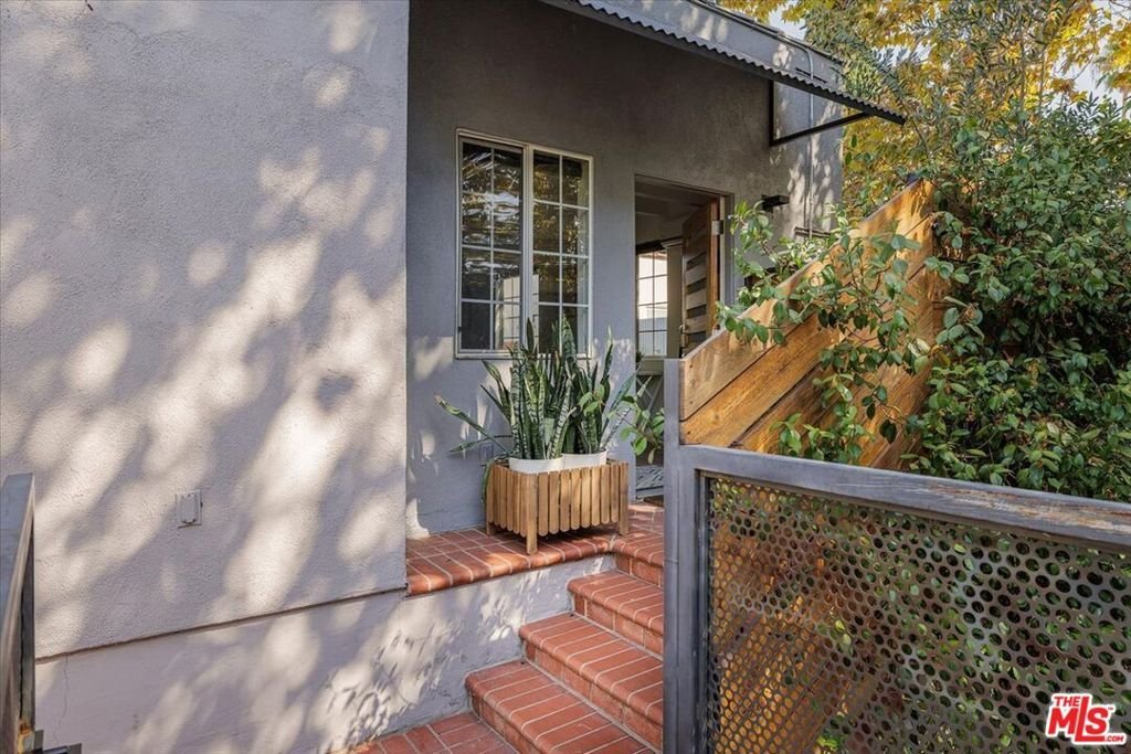 Los Angeles, California, United States 3 - 18601035