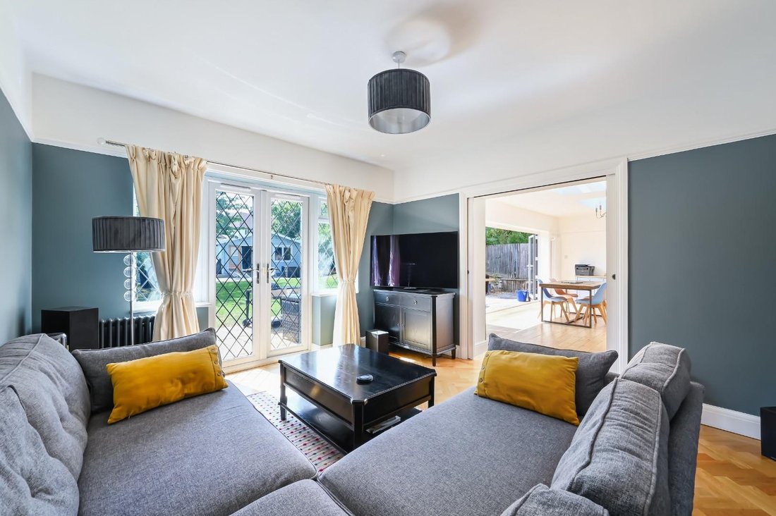 House in Epsom and Ewell, England 5 - 18596506