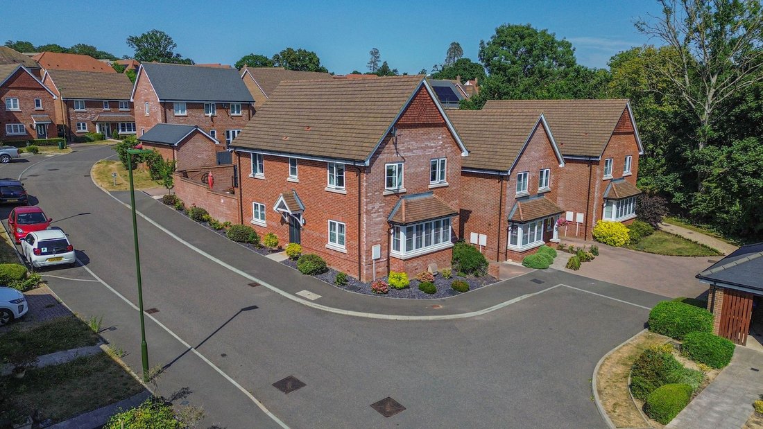 House in Copthorne, England 1 - 18437815
