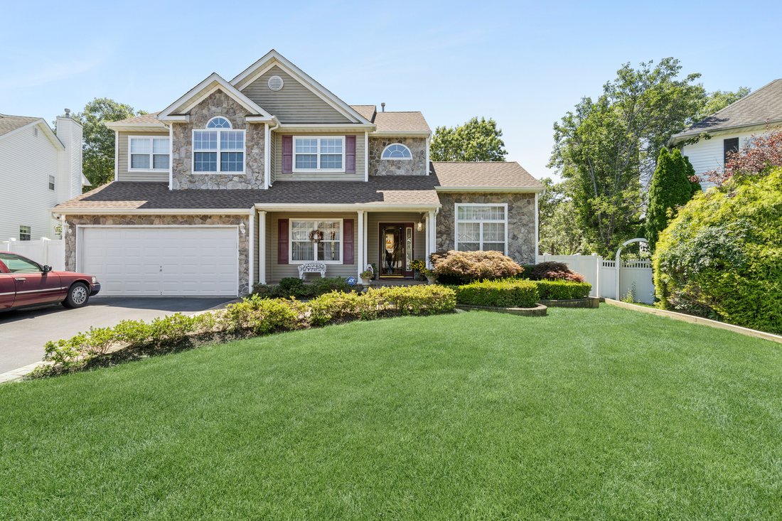 House in Manorville, New York, United States 1 - 18553055