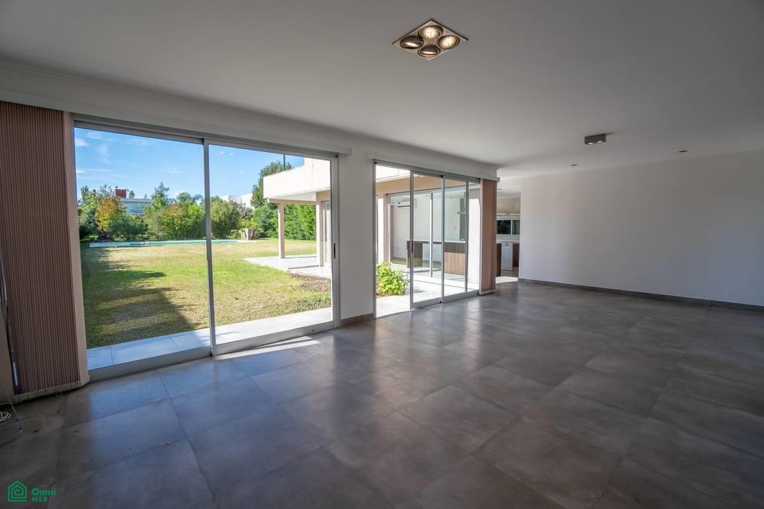 House in Manuel B. Gonnet, Buenos Aires Province, Argentina 5 - 17728950