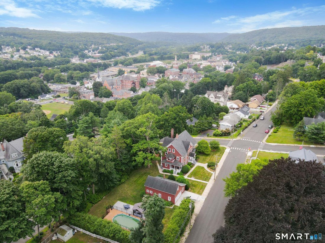 House in Naugatuck, Connecticut, United States 2 - 18599954