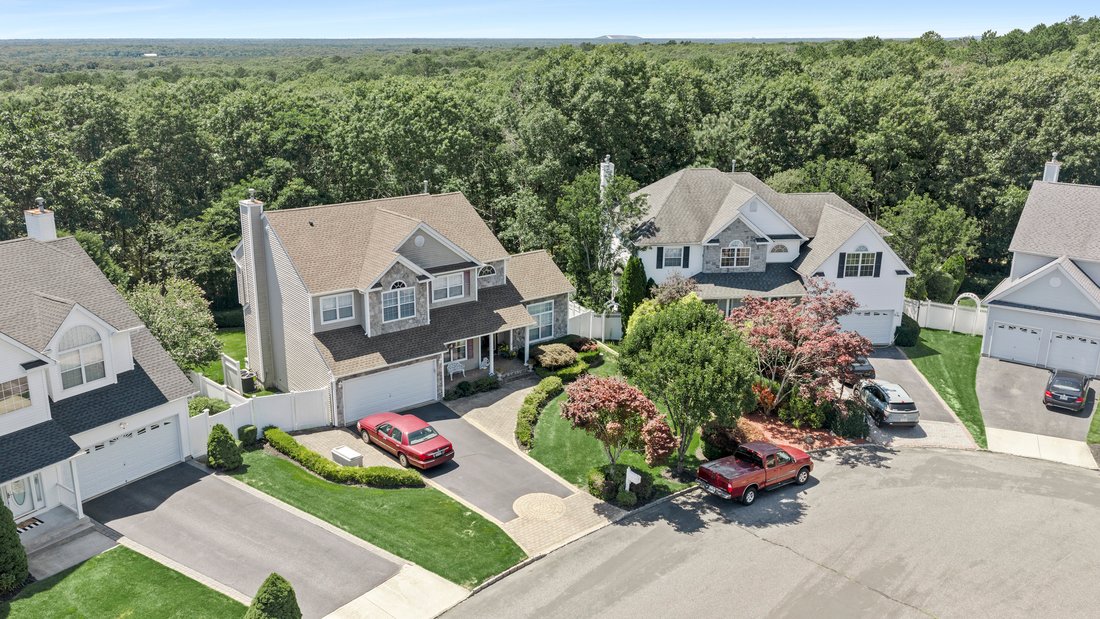 House in Manorville, New York, United States 5 - 18553055
