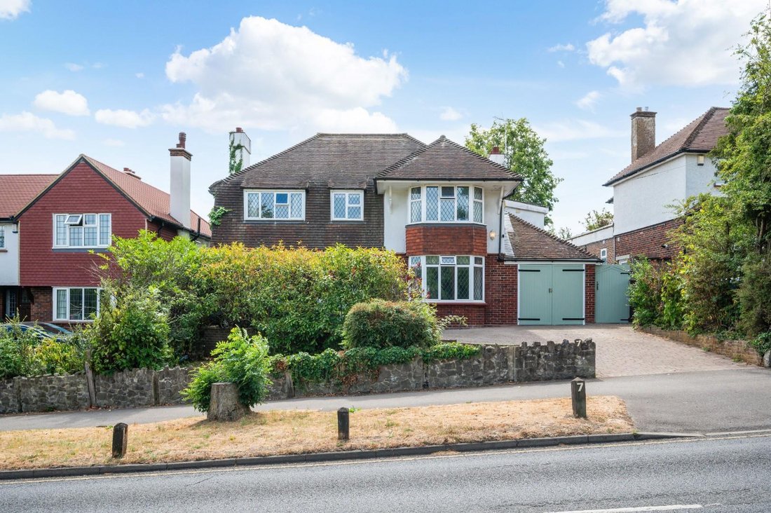 House in Epsom and Ewell, England 1 - 18596506