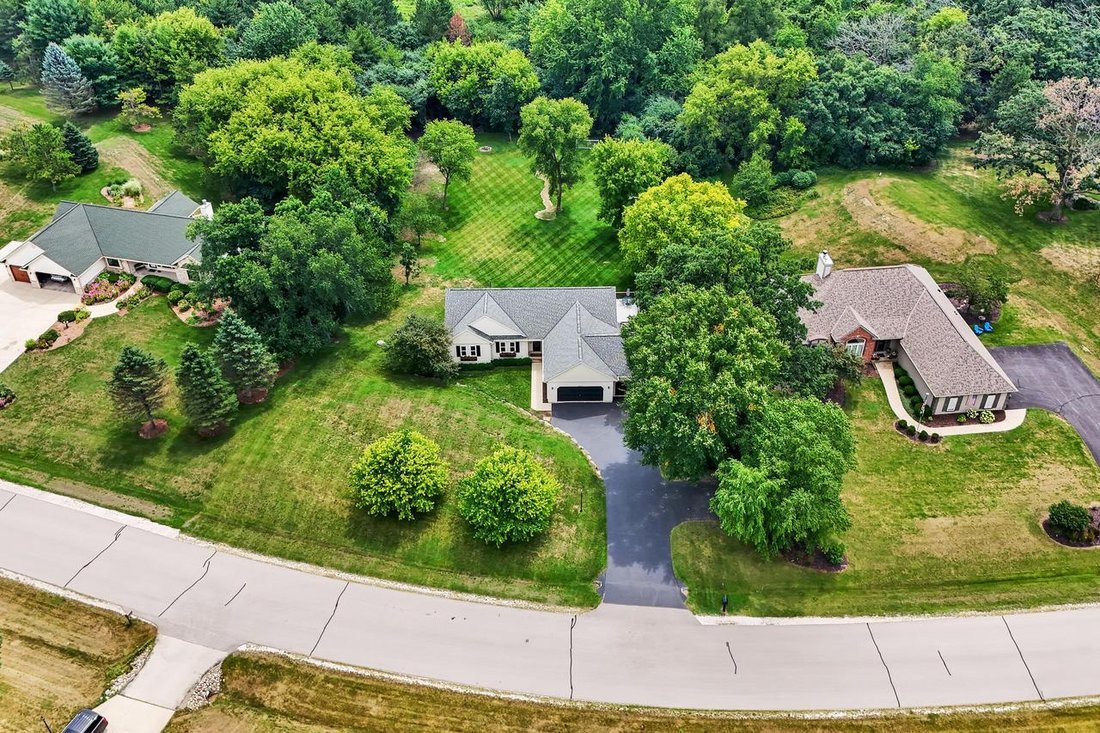 House in Waukesha, Wisconsin, United States 3 - 18599987