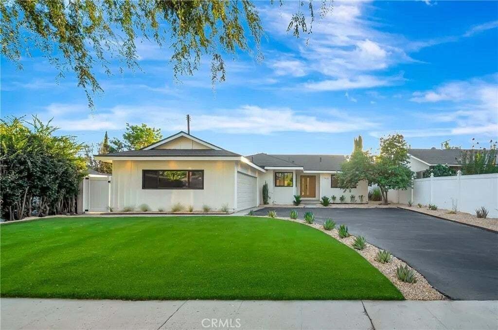 House in Canoga Park, California, United States 4 - 18601996