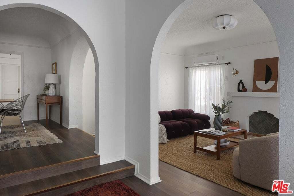 Los Angeles, California, United States 4 - 18601050