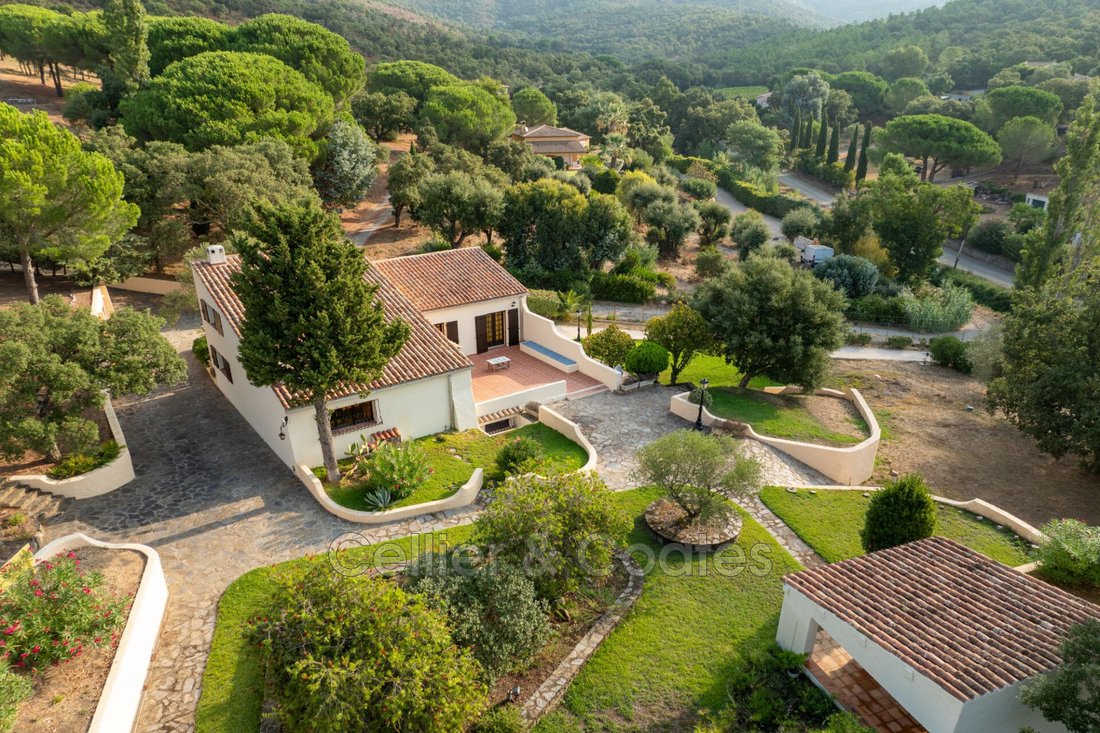 Villa in Nord Est, Bormes-les-Mimosas, France 2 - 18598122