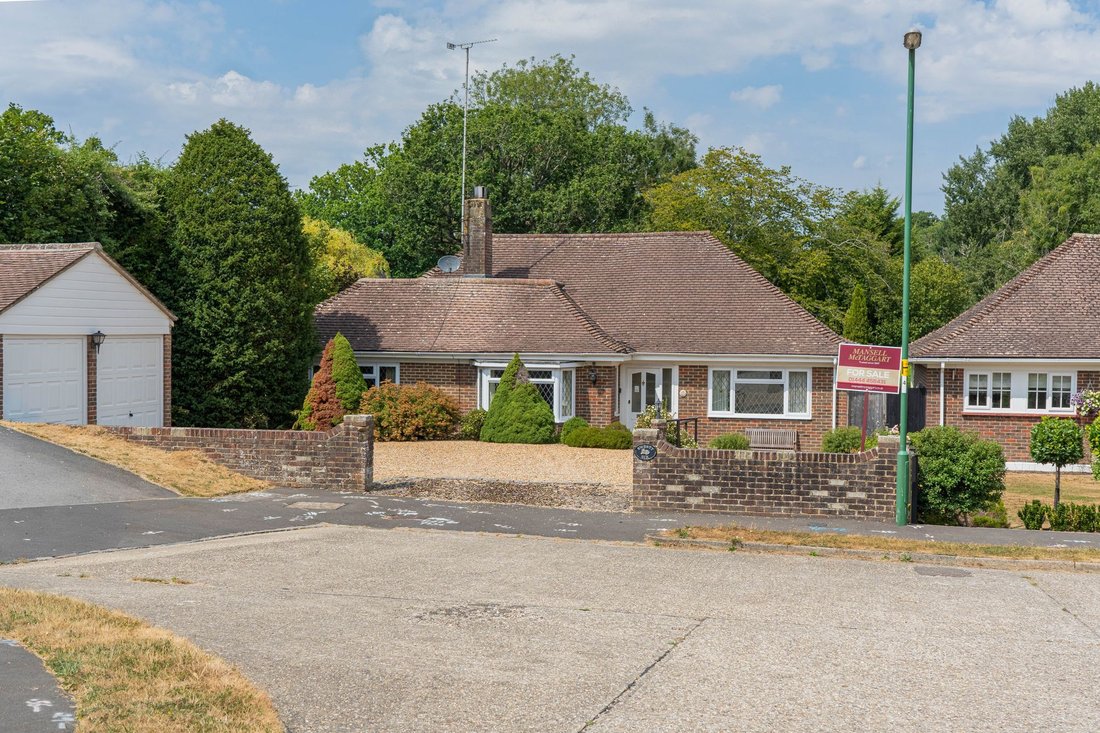 Bungalow in Haywards Heath, England 1 - 17436537