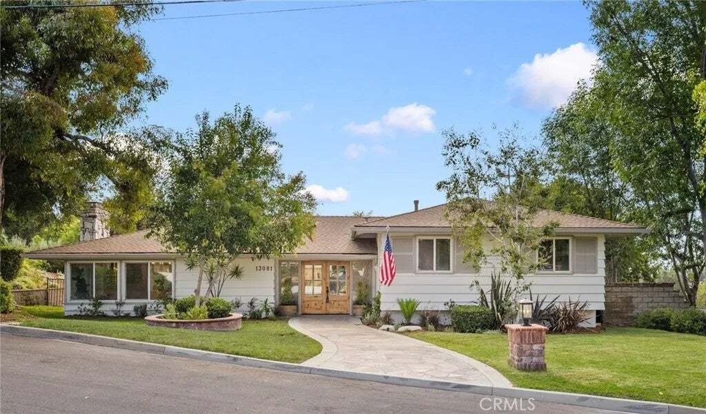 House in Santa Ana, California, United States 1 - 18601945