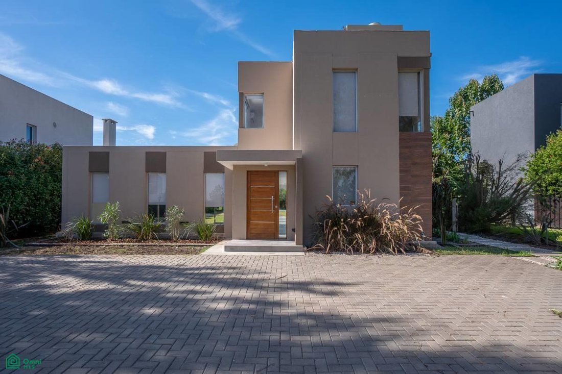 House in Manuel B. Gonnet, Buenos Aires Province, Argentina 1 - 17728950
