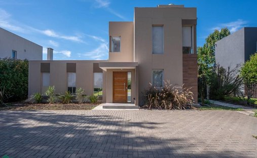 House in Manuel B. Gonnet, Buenos Aires Province, Argentina 1