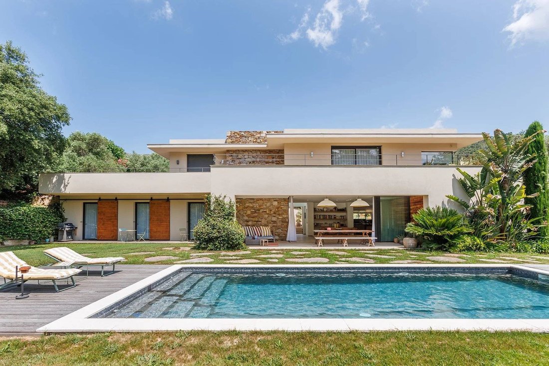 Estate in Grimaud, Provence-Alpes-Côte d'Azur, France 1 - 16487233