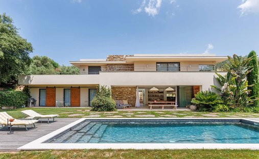 Estate in Grimaud, Provence-Alpes-Côte d'Azur, France 1