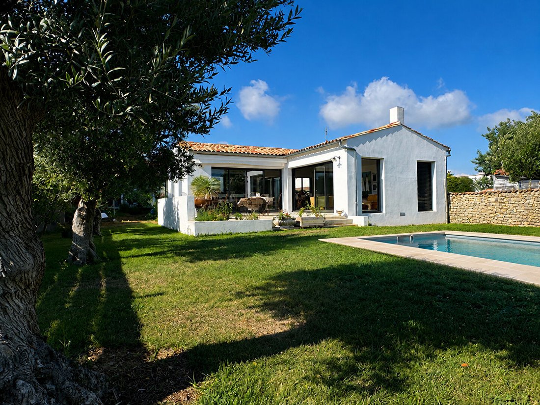 House in Sainte-Marie-de-Ré, Nouvelle-Aquitaine, France 1 - 18598204