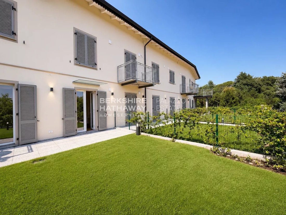 House in San Fermo della Battaglia, Lombardy, Italy 1 - 15432463