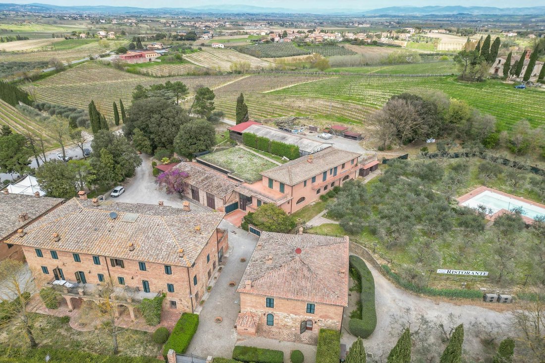 Farm Ranch in Montepulciano, Tuscany, Italy 2 - 18598339