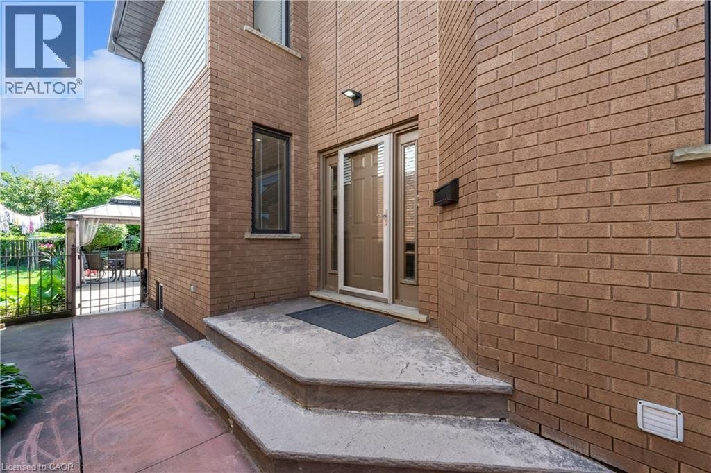 House in Hamilton, Ontario, Canada 4 - 18600796