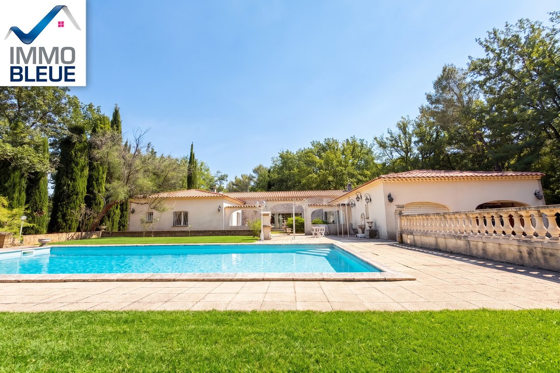 Villa in Rousset, Provence-Alpes-Côte d'Azur, France 1 - 18598159