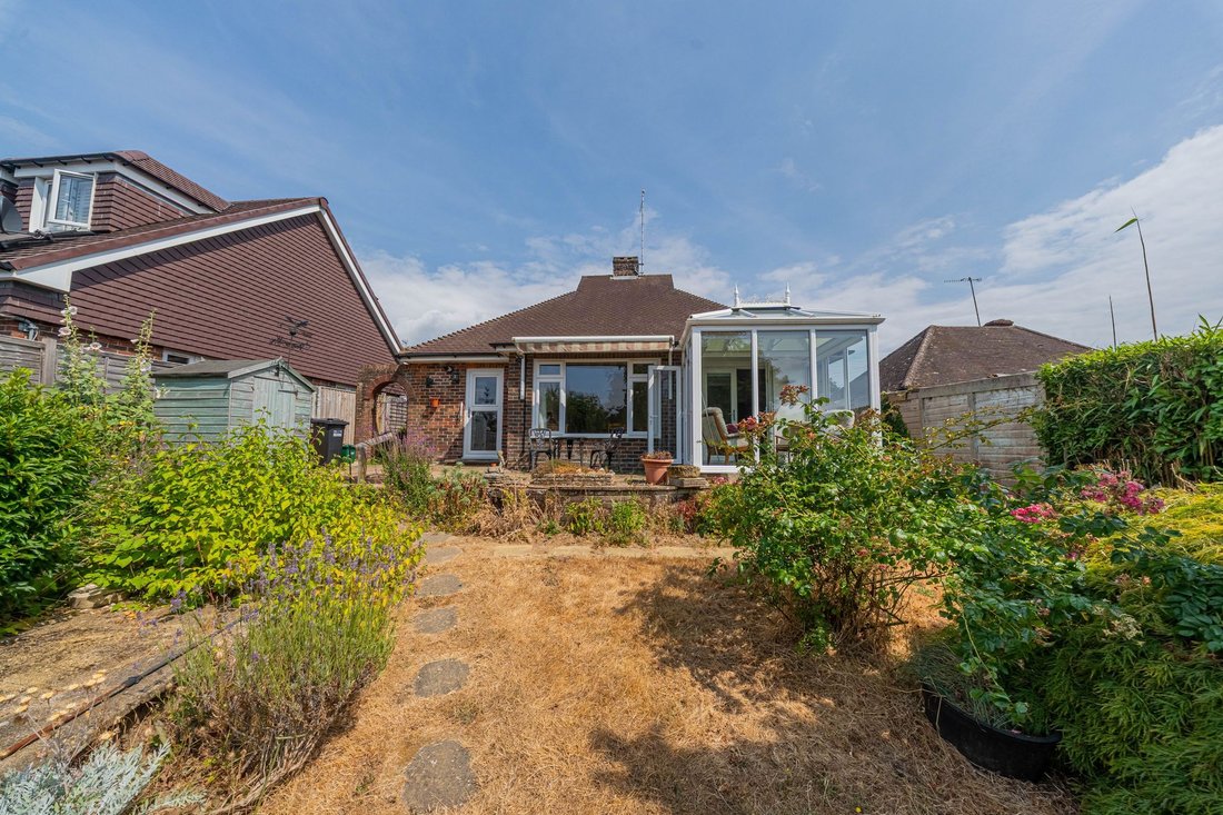 Bungalow in Haywards Heath, England 1 - 18484181