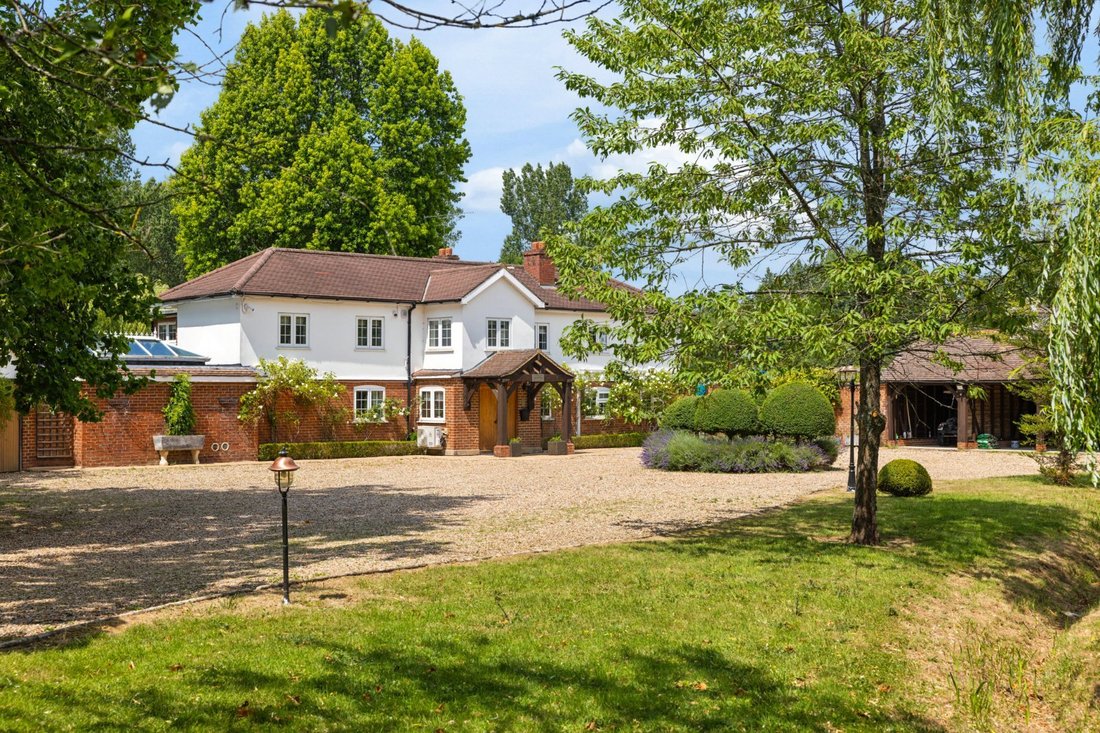 House in Whitmoor, Worplesdon, England 1 - 18598174