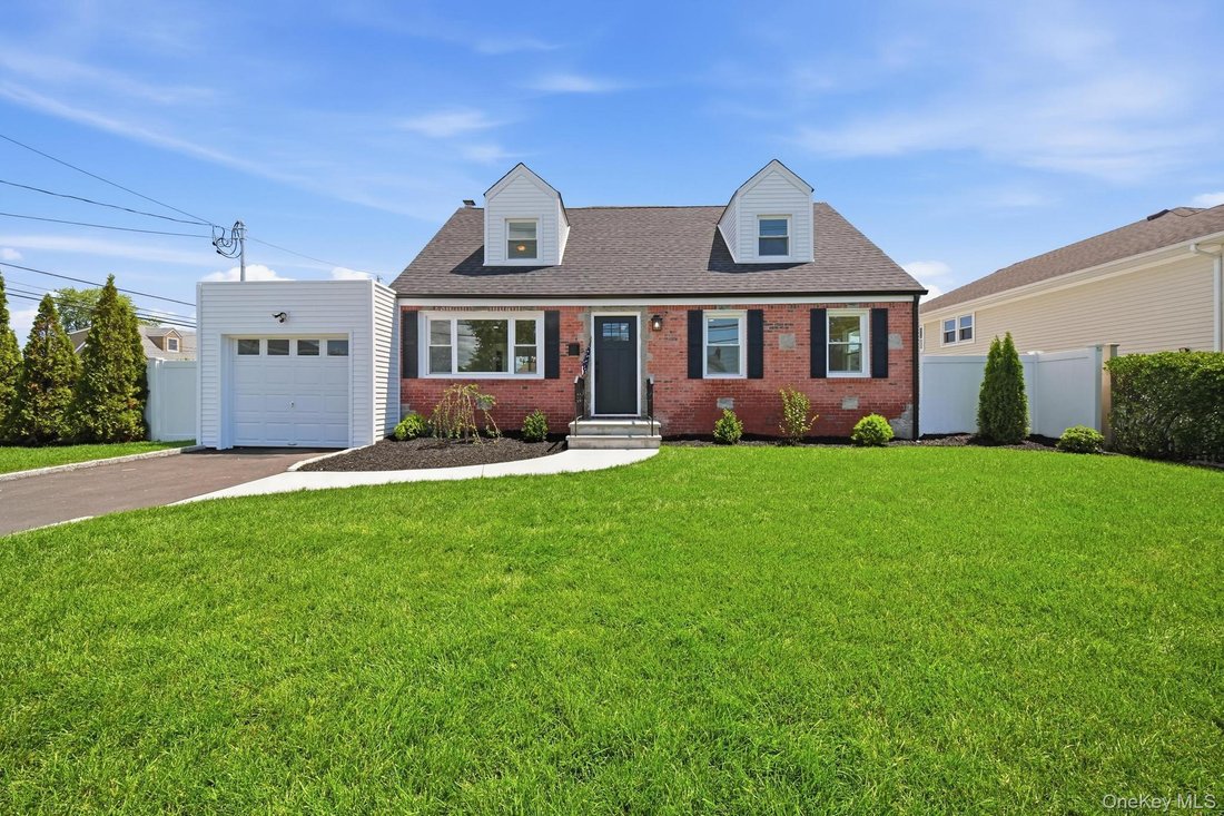 House in Lindenhurst, New York, United States 1 - 18604816