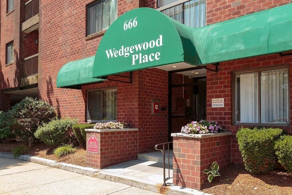 Condo in Winchester, Massachusetts, United States 1 - 18604255