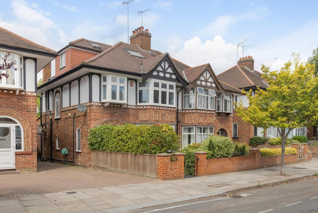 House in Ealing (London Borough of Ealing), Ealing, England 1 - 18606566