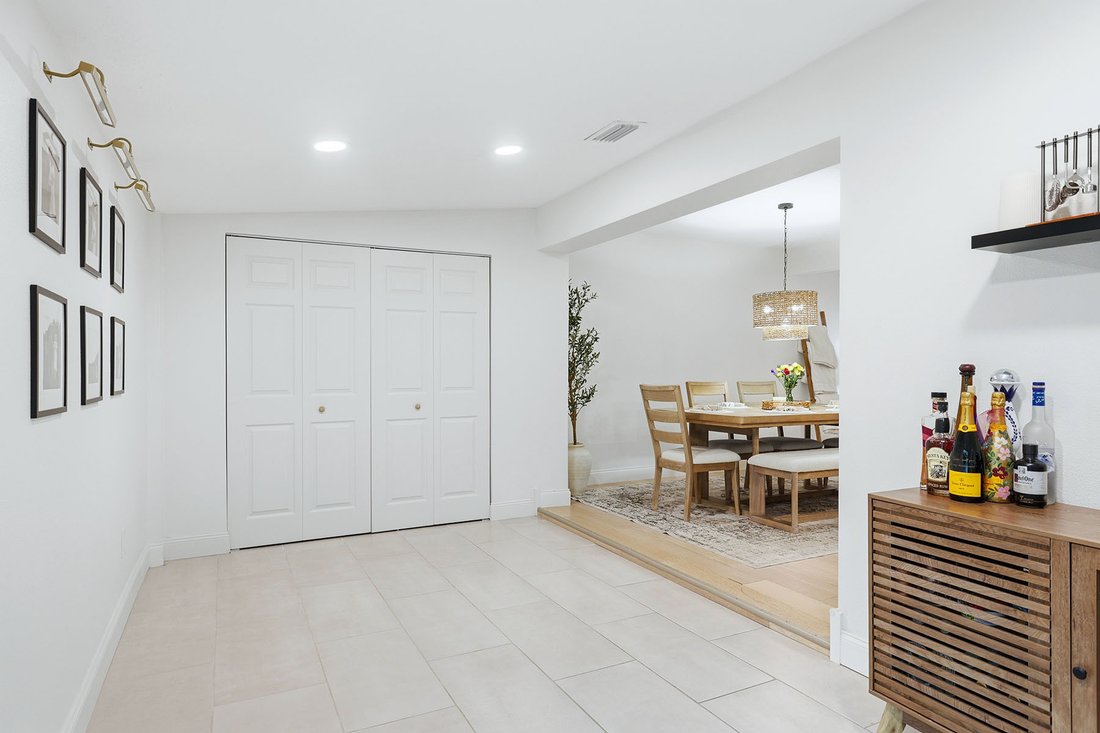 Pinellas Park, Florida, United States 5 - 18607027