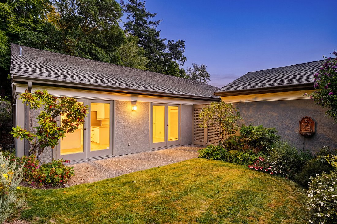 Townhouse in Victoria, British Columbia, Canada 2 - 18607181