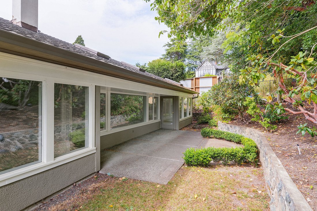 Townhouse in Victoria, British Columbia, Canada 3 - 18607181