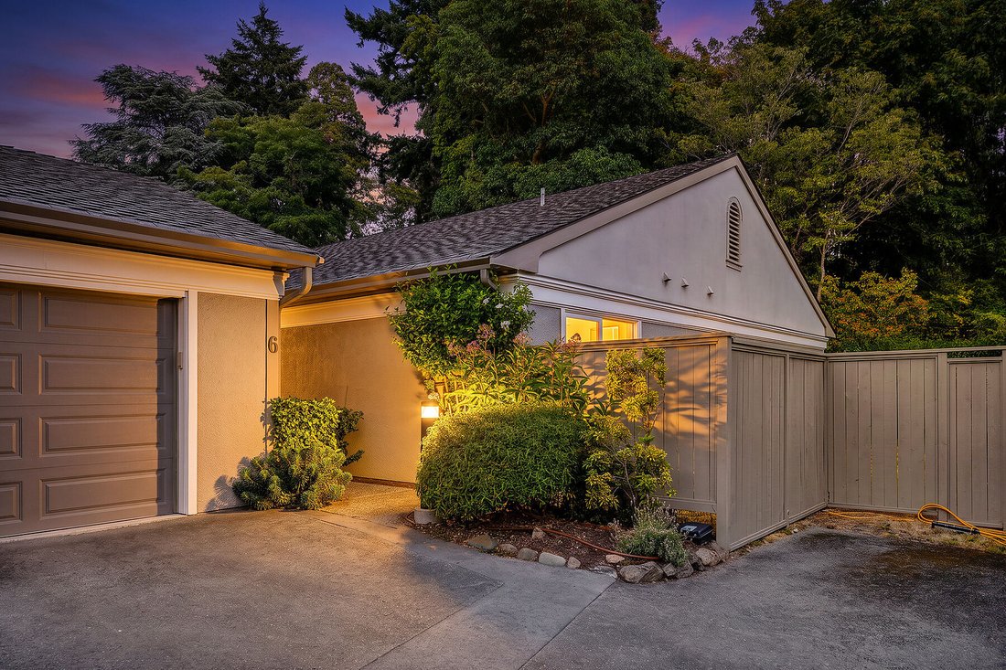 Townhouse in Victoria, British Columbia, Canada 1 - 18607181