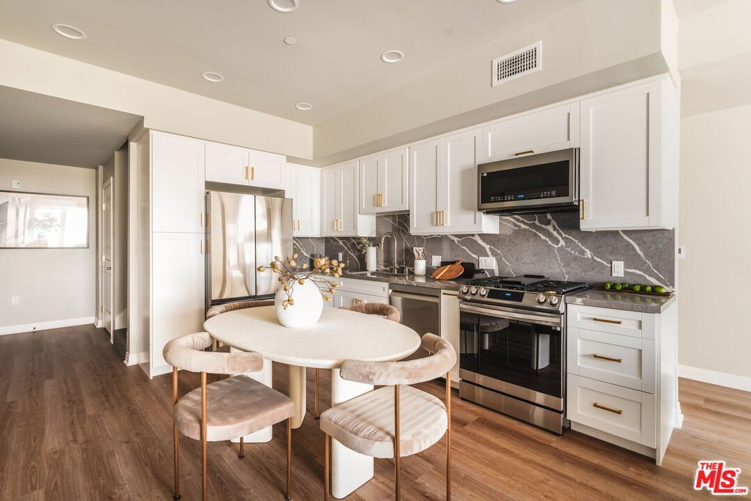 Condo in Los Angeles, California, United States 5 - 18606812