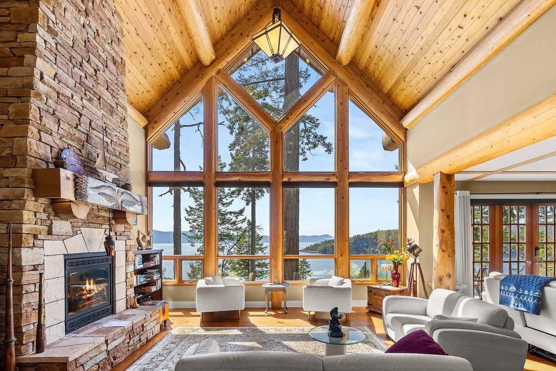 House in Garden Bay, British Columbia, Canada 1 - 18607068
