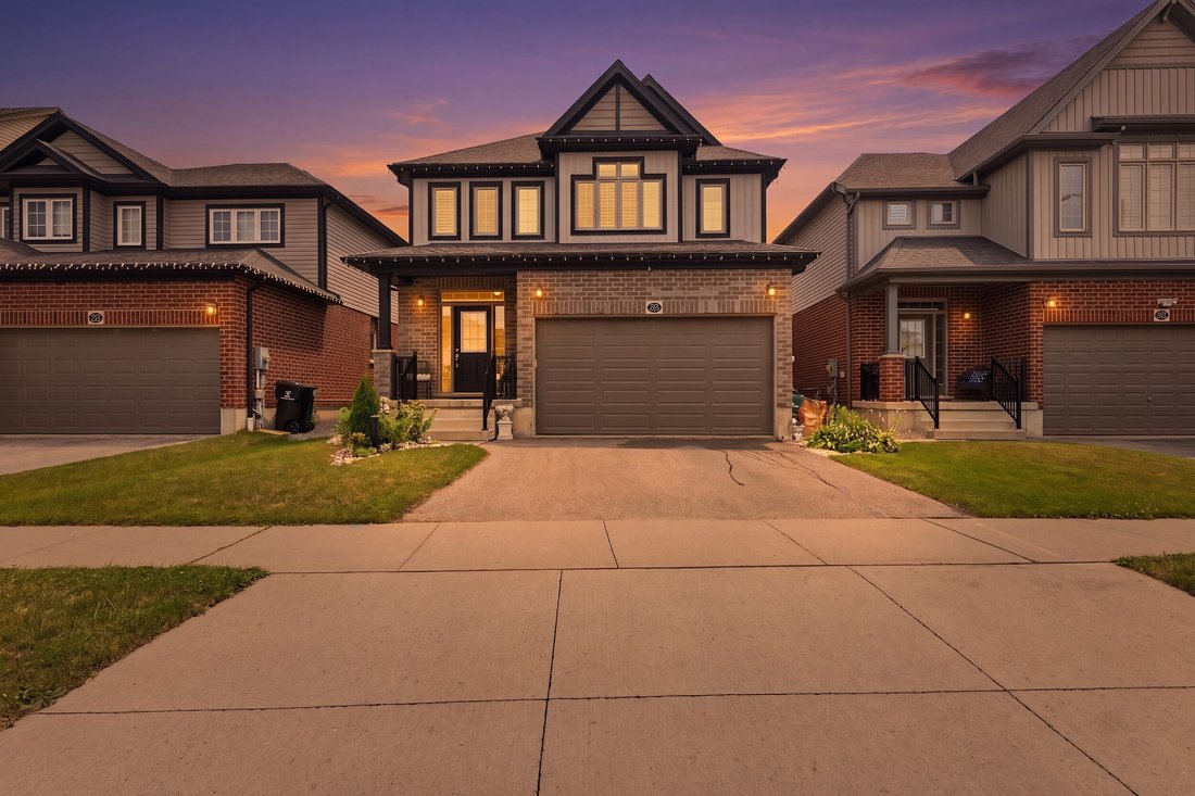 House in Cambridge, Ontario, Canada 2 - 18607077