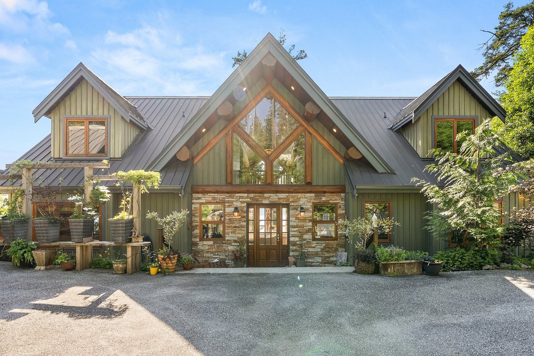 House in Garden Bay, British Columbia, Canada 3 - 18607068