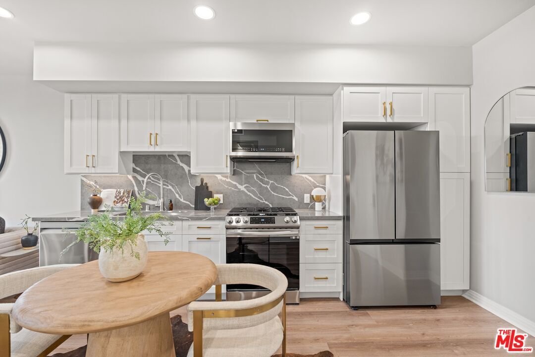 Condo in Los Angeles, California, United States 3 - 18606813