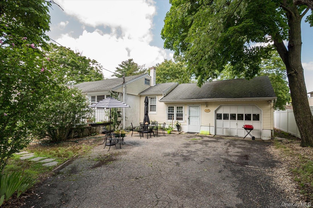 House in Melville, New York, United States 1 - 18607527