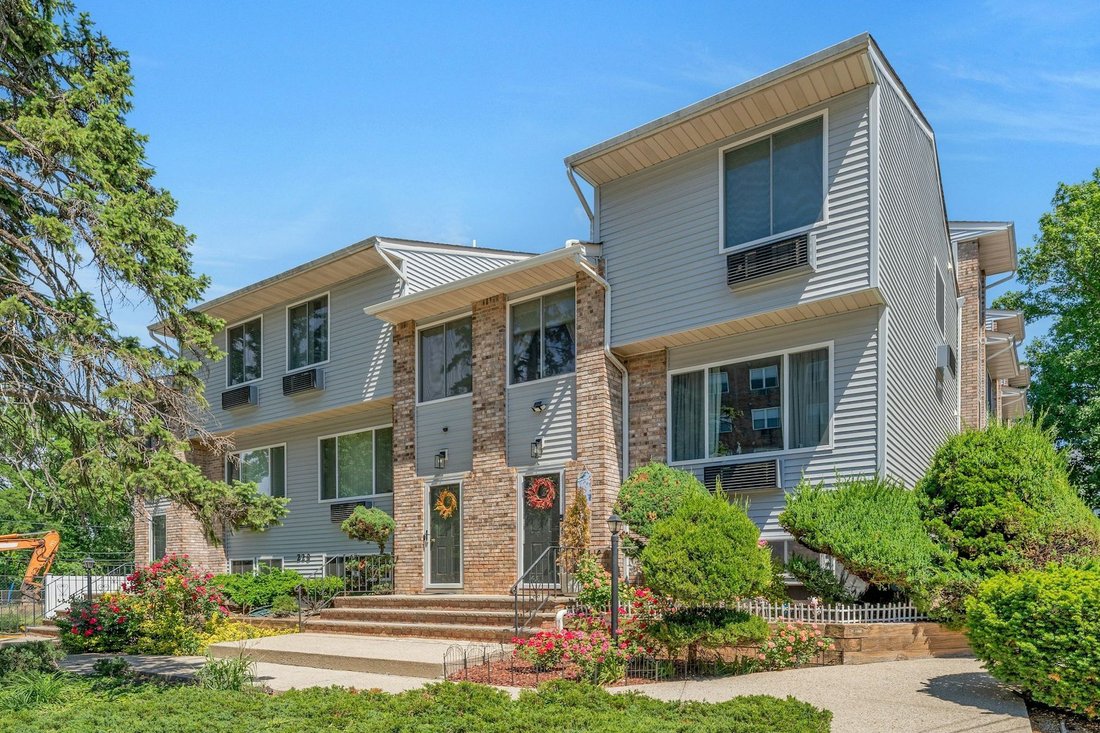 Townhouse in Hackensack, New Jersey, United States 3 - 18607894