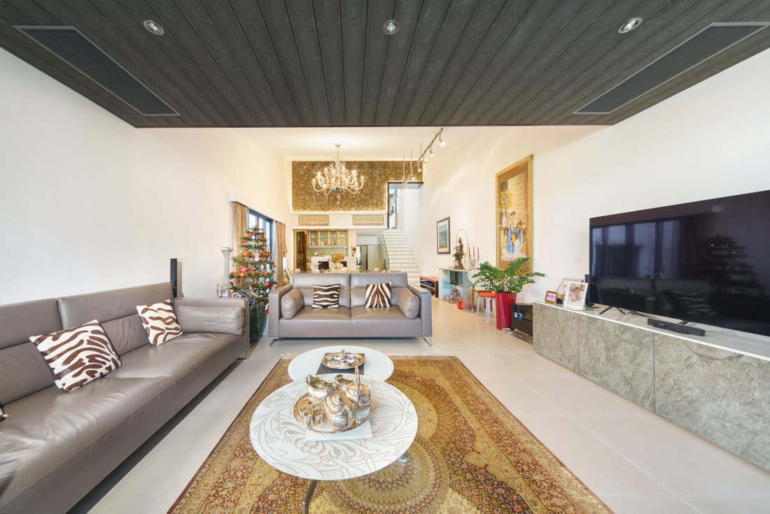 Apartment in Chung Hom Kok, Hong Kong 1 - 18607916