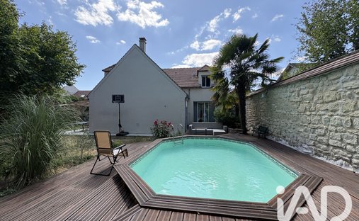 House in Bas, Maule, France 1